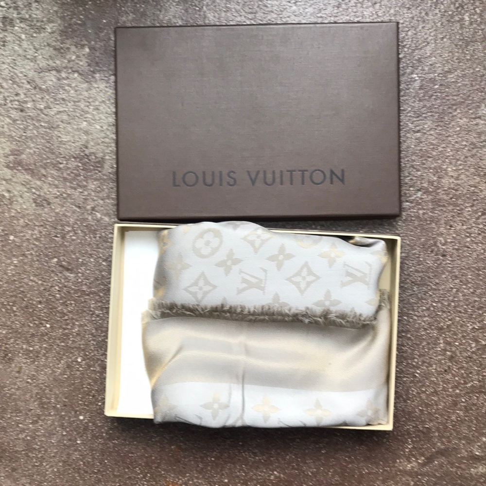 Louis Vuitton Monogram Shawl.Gold and silver silk.